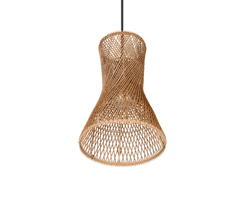 Een geweven rotan hanglamp met een cilindrische en uitlopende vorm, opgehangen aan een zwart snoer tegen een witte achtergrond. Het ingewikkelde roosterontwerp laat licht door, wat een warme en natuurlijke ambiance creëert.