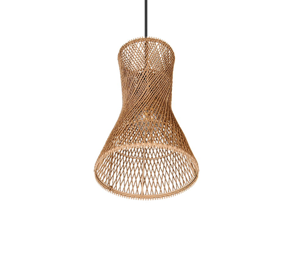 Een geweven rotan hanglamp met een cilindrische en uitlopende vorm, opgehangen aan een zwart snoer tegen een witte achtergrond. Het ingewikkelde roosterontwerp laat licht door, wat een warme en natuurlijke ambiance creëert.