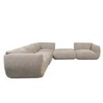 Modulaire beige bankstel met een eigentijds design, met een groot L-vormig gedeelte, een enkele vierkante ottoman en een extra fauteuil. De stof is zacht met een getextureerde afwerking.