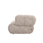 Een zijaanzicht van een beige bank met textuur en een zachte zitting en rugleuning. De stoel heeft een modern, minimalistisch design en rust op kleine, nauwelijks zichtbare poten.