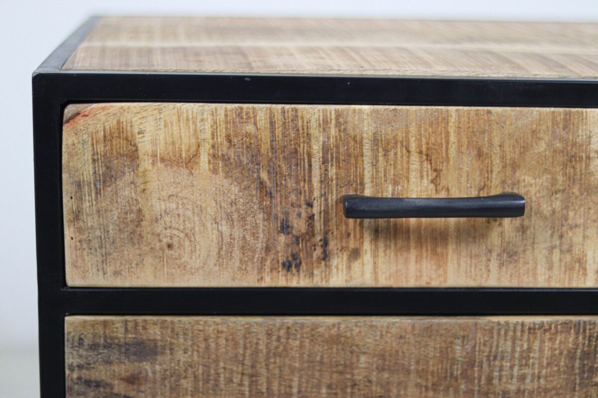 Close-up van een houten lade met een zwarte metalen handgreep. Het hout heeft een natuurlijke, rustieke afwerking met zichtbare nerfpatronen, omlijst door dunne zwarte metalen randen, wat het een moderne industriële look geeft.