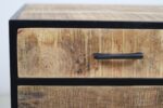 Close-up van een houten lade met een zwarte metalen handgreep. Het hout heeft een natuurlijke, rustieke afwerking met zichtbare nerfpatronen, omlijst door dunne zwarte metalen randen, wat het een moderne industriële look geeft.