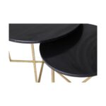 Close-up van twee ronde, zwarte tafelbladen met dunne, gouden metalen poten. De tafels overlappen elkaar lichtjes, waardoor hun verschillende hoogtes zichtbaar zijn. De tafelbladen hebben een gladde, glanzende afwerking.