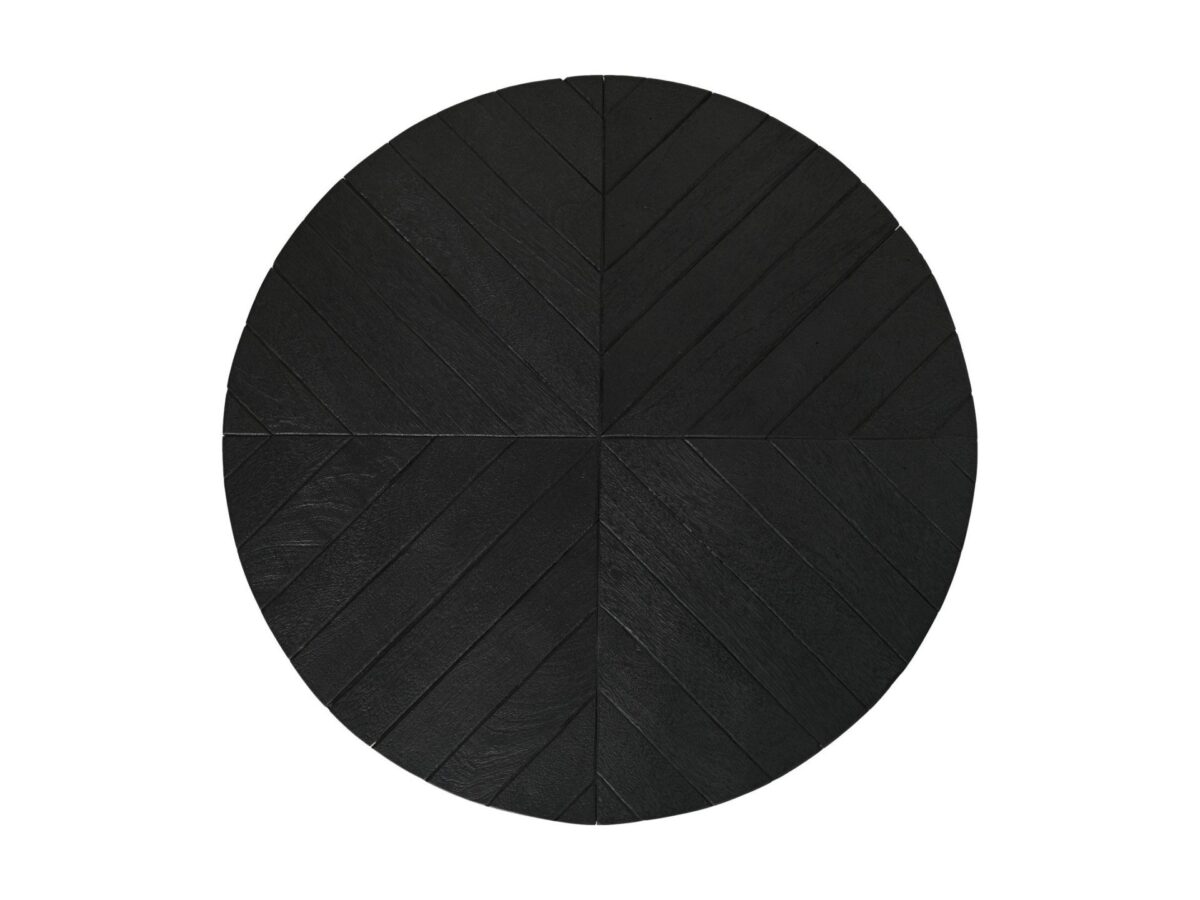 Een rond zwart houten tafelblad met een radiaal chevronpatroon verdeelt het oppervlak in vier verschillende kwadranten. Elk kwadrant heeft diagonale lijnen die naar het midden toe convergeren, waardoor een symmetrische uitstraling ontstaat. Het oppervlak heeft een matte afwerking.