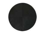 Een rond zwart houten tafelblad met een radiaal chevronpatroon verdeelt het oppervlak in vier verschillende kwadranten. Elk kwadrant heeft diagonale lijnen die naar het midden toe convergeren, waardoor een symmetrische uitstraling ontstaat. Het oppervlak heeft een matte afwerking.