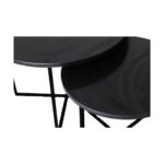 Close-up van twee overlappende zwarte ronde tafels met dunne, verbonden metalen poten. Het oppervlak van de tafels heeft een gladde textuur en het geometrische ontwerp van de poten creëert een moderne, minimalistische look op een witte achtergrond.