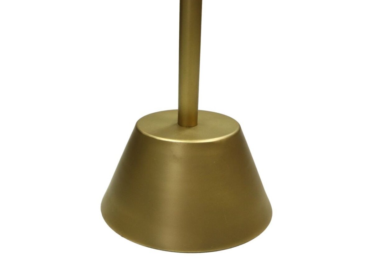 Close-up van een metalen, goudkleurige, conische lampenvoet. Het gladde en gladde oppervlak reflecteert licht, waardoor het een glanzend uiterlijk krijgt. De voet is verbonden met een paal die omhoog steekt en waarschijnlijk de lamp ondersteunt.