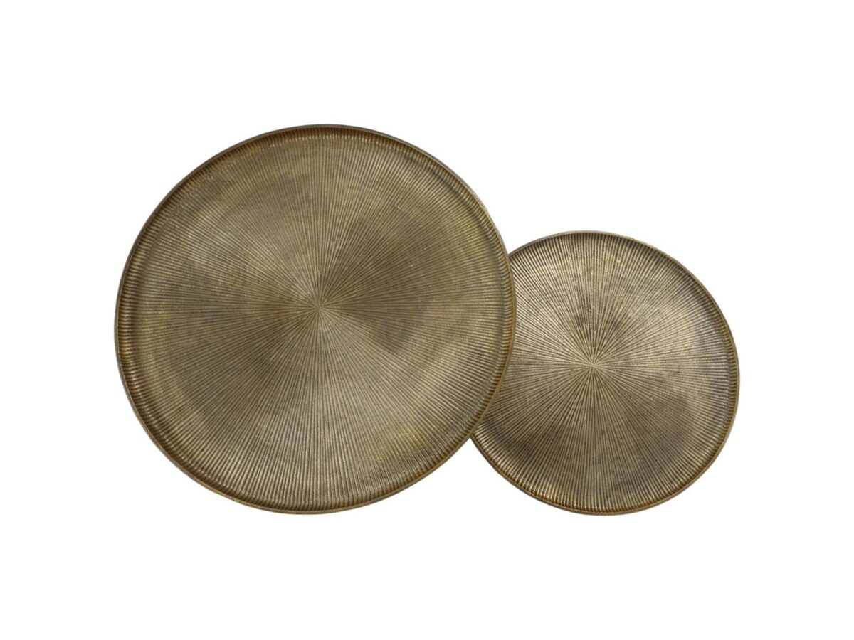 Twee ronde, getextureerde metalen dienbladen met een subtiel zonnestralenpatroon. Het grotere dienblad overlapt een deel van het kleinere, beide met een bronsachtige afwerking op een witte achtergrond.