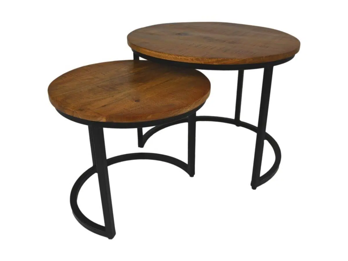 Twee ronde houten bijzettafels met zwarte metalen poten. De kleinere tafel past gedeeltelijk onder de grotere, waardoor een compact en modern design ontstaat. Het hout heeft een natuurlijke, rustieke afwerking.