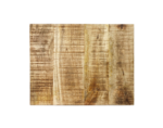 Een houten oppervlak met een natuurlijk nerfpatroon, met verticale planken in verschillende tinten bruin en beige. De textuur is licht rustiek, met zichtbare lijnen en markeringen op het hout.