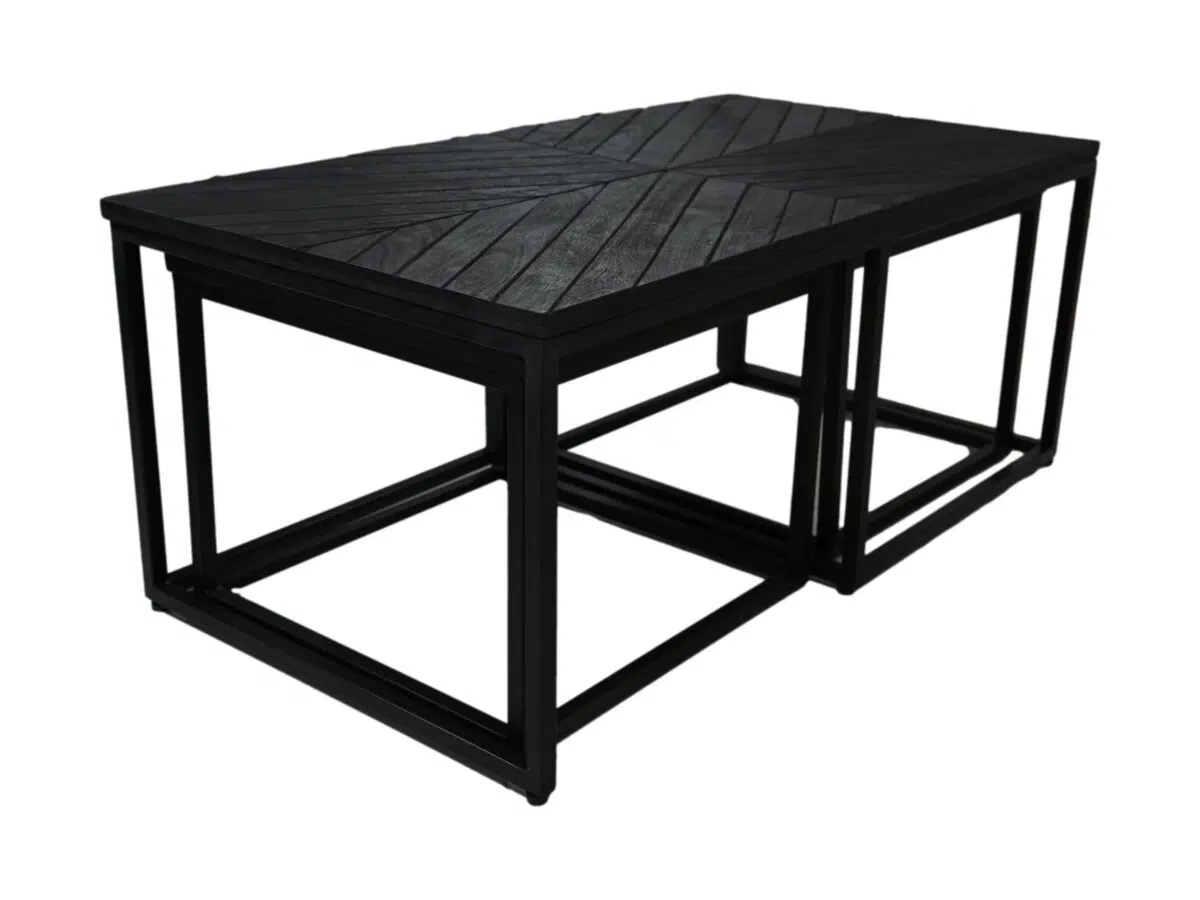 Een moderne zwarte salontafel met een geometrisch design. Het tafelblad heeft een visgraatmotief, ondersteund door een strakke, open frame basis.