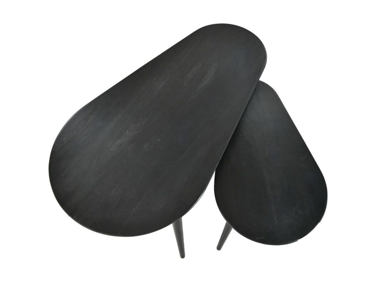 Twee donkere, druppelvormige nesttafels, de een groter dan de ander, op een witte achtergrond. De tafels hebben gladde oppervlakken en slanke poten.