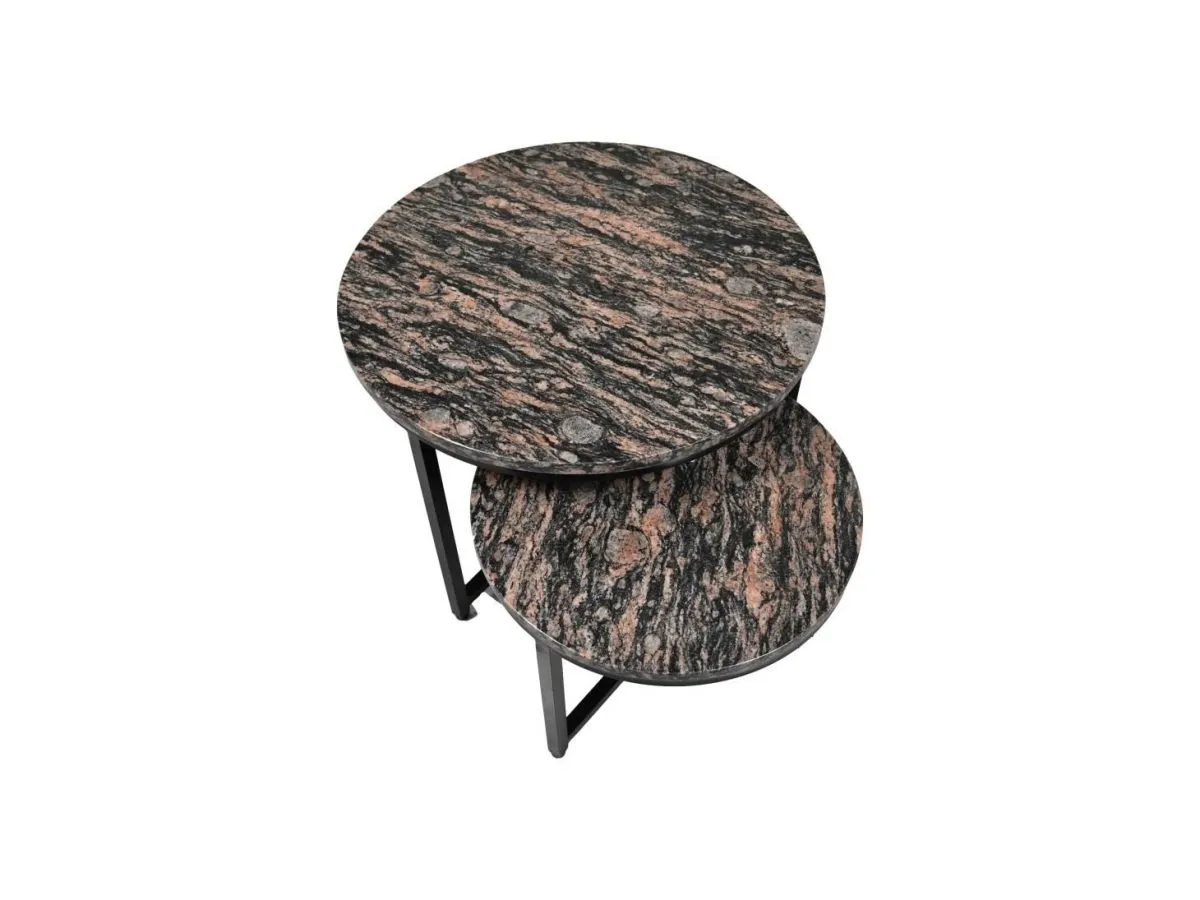 Twee ronde bijzettafels met een gemarmerd patroon met tinten bruin en zwart. De tafels zijn gelaagd, met de ene gedeeltelijk onder de andere, ondersteund door zwarte metalen poten. De achtergrond is wit.