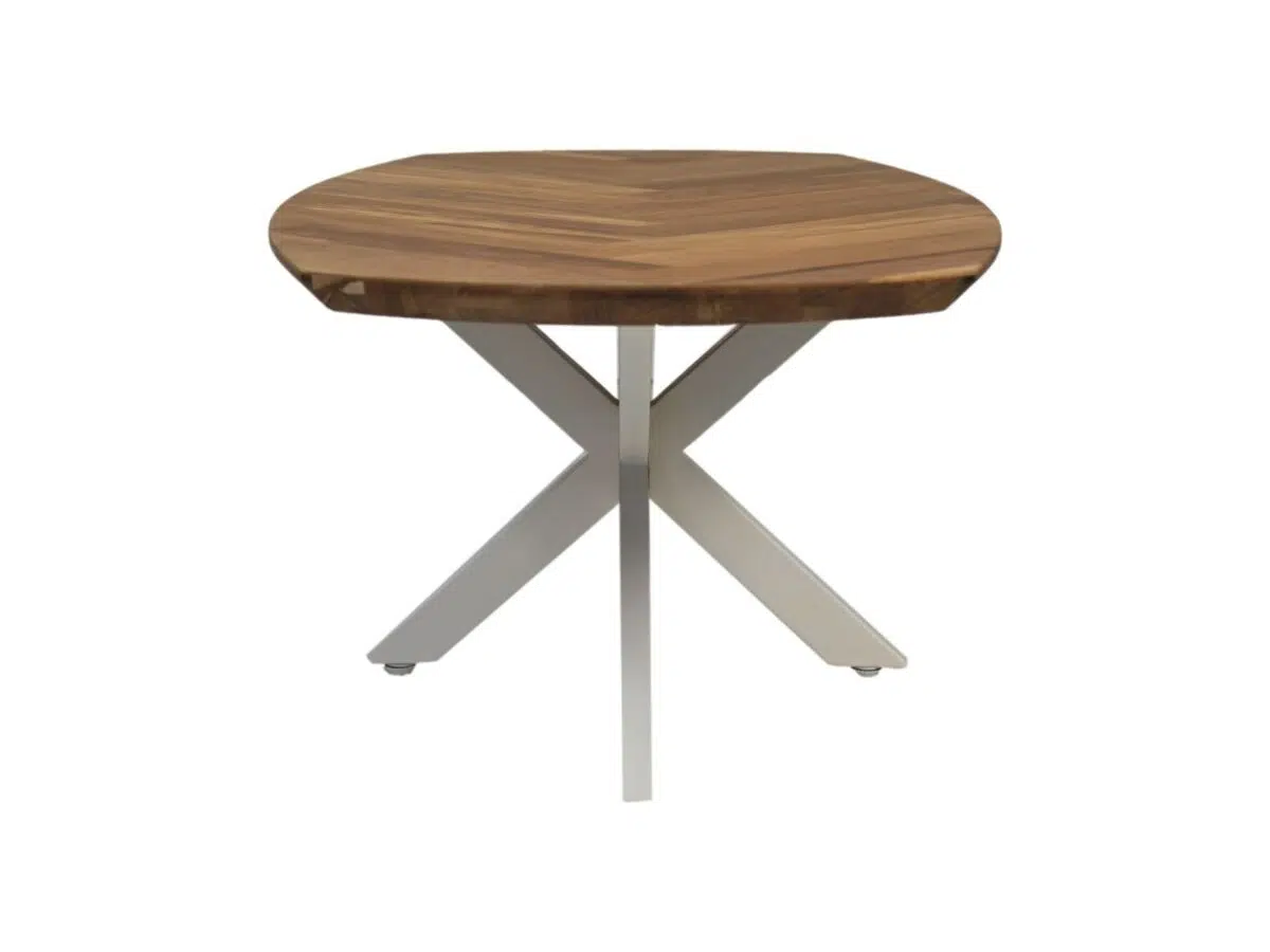 Ronde houten tafel met een zigzagpatroon op het oppervlak, met een strakke metalen X-vormige basis. Het hout heeft een natuurlijke afwerking, contrasterend met de metalen poten, wat het een moderne en stijlvolle uitstraling geeft.