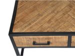 Close-up van een houten tafelhoek met een visgraatmotief op het oppervlak. De tafel heeft een zwart metalen frame en is voorzien van twee lades met zwarte handgrepen. Het hout heeft een natuurlijke, rustieke afwerking.