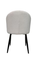 Achteraanzicht van een moderne stoel met een witte, gladde, ronde rugleuning en vier slanke zwarte poten. Het ontwerp is minimalistisch en eigentijds.