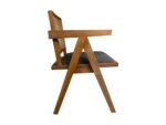 Zijaanzicht van een houten stoel met een geweven rugleuning en een gewatteerde donkere zitting. De stoel heeft een hoekig, minimalistisch ontwerp met een A-vormige ondersteuning.