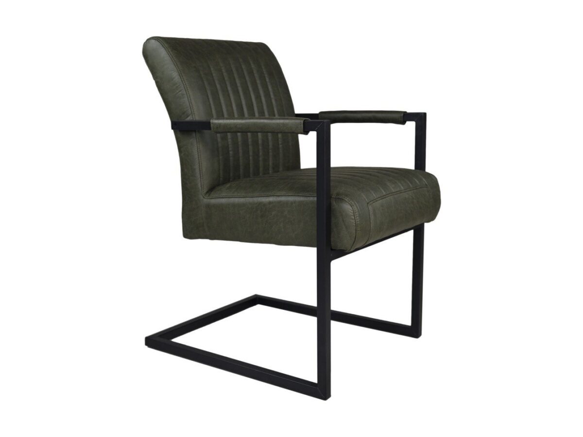Een moderne stoel met een groene gestoffeerde zitting en rugleuning, met verticale stiksels. Het heeft zwarte metalen armleuningen en een cantilever-stijl frame, wat een eigentijdse look geeft. Het ontwerp combineert comfort met industriële stijl.