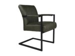 Een moderne stoel met een groene gestoffeerde zitting en rugleuning, met verticale stiksels. Het heeft zwarte metalen armleuningen en een cantilever-stijl frame, wat een eigentijdse look geeft. Het ontwerp combineert comfort met industriële stijl.