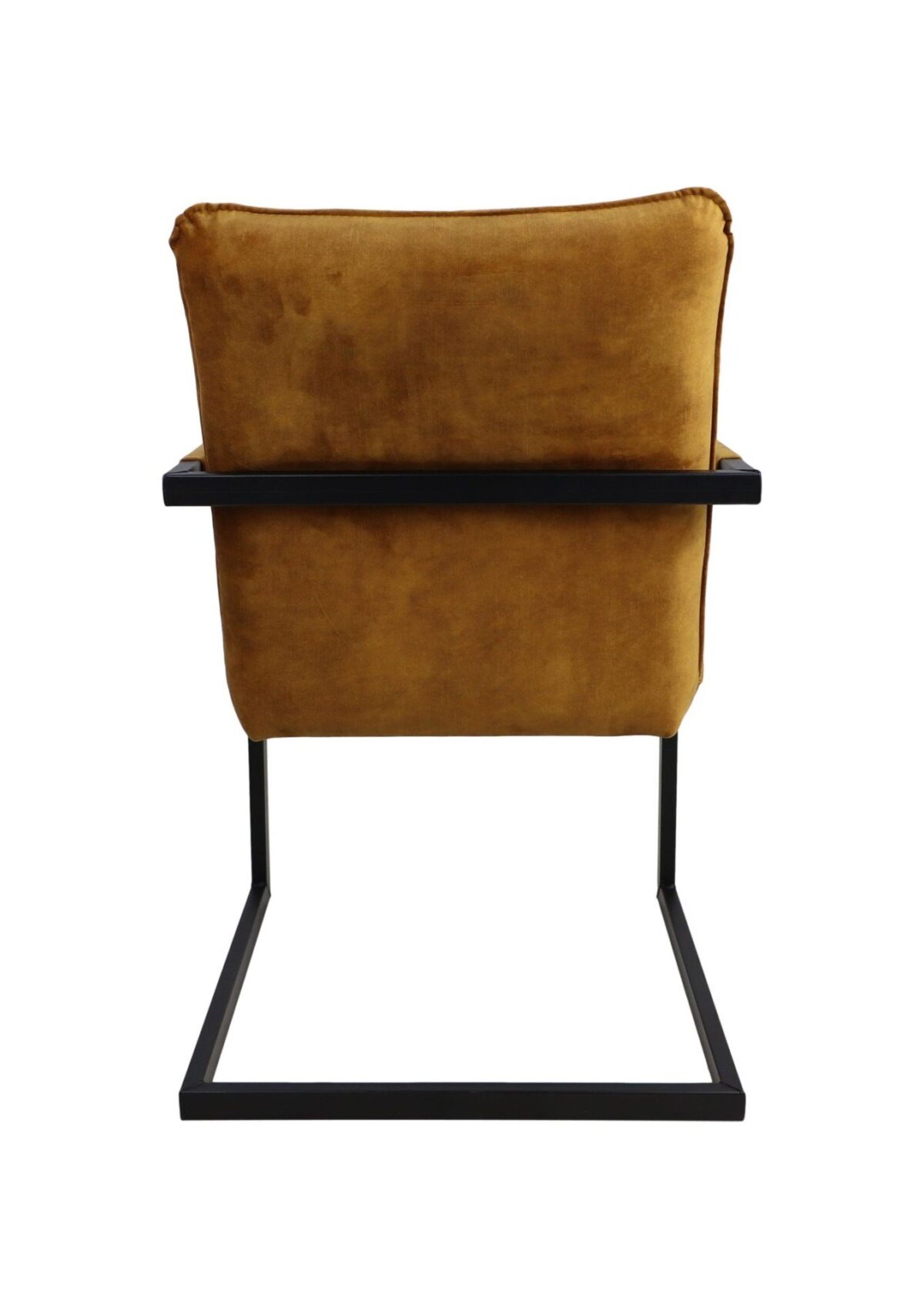 Een mosterdkleurige stoel met kussens is van achteren te zien. Het heeft een strak zwart metalen frame en armleuningen, wat een modern, minimalistisch ontwerp oplevert. De stoel heeft een rechthoekige rugleuning en een cantilever-basis.