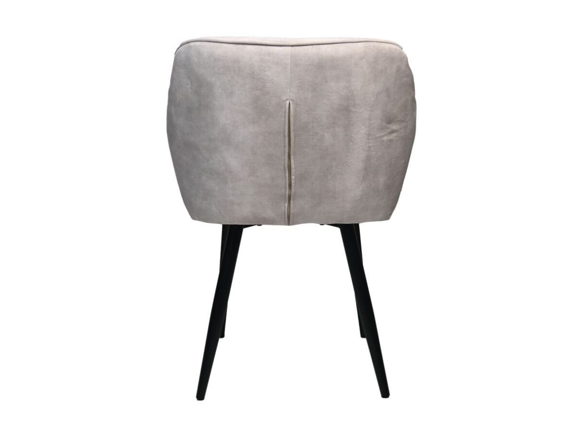 Een beige, gestoffeerde stoel met zwarte metalen poten is van achteren te zien. De stoel heeft een strak, minimalistisch design met een subtiele verticale naad die over de rugleuning loopt.