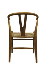 Een houten stoel met een gebogen rugleuning en geweven zitting, gezien vanaf de achterkant. Het heeft gladde, minimalistische designlijnen, met natuurlijke houtnerf. De rugleuning vormt een 'Y'-vorm, wat bijdraagt aan het elegante uiterlijk.