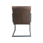 Een bruine gestoffeerde stoel met een strak, modern design, gezien vanaf de achterkant. De stoel heeft horizontale stiksels op de rugleuning en wordt ondersteund door een metalen frame in cantilever-stijl.