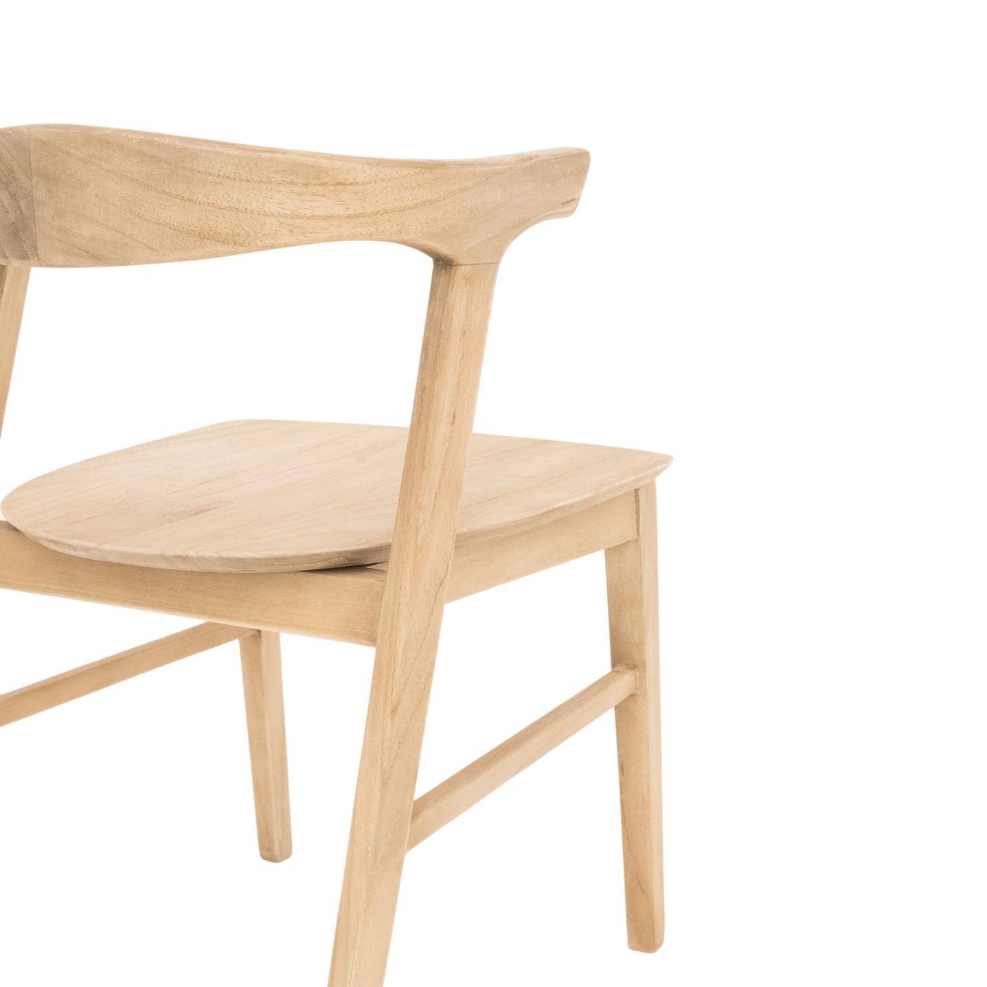 Close-up van een minimalistische houten stoel met een gebogen rugleuning en een gladde afwerking. Het strakke ontwerp van de stoel heeft strakke lijnen en natuurlijke houttinten, gepositioneerd tegen een effen witte achtergrond.