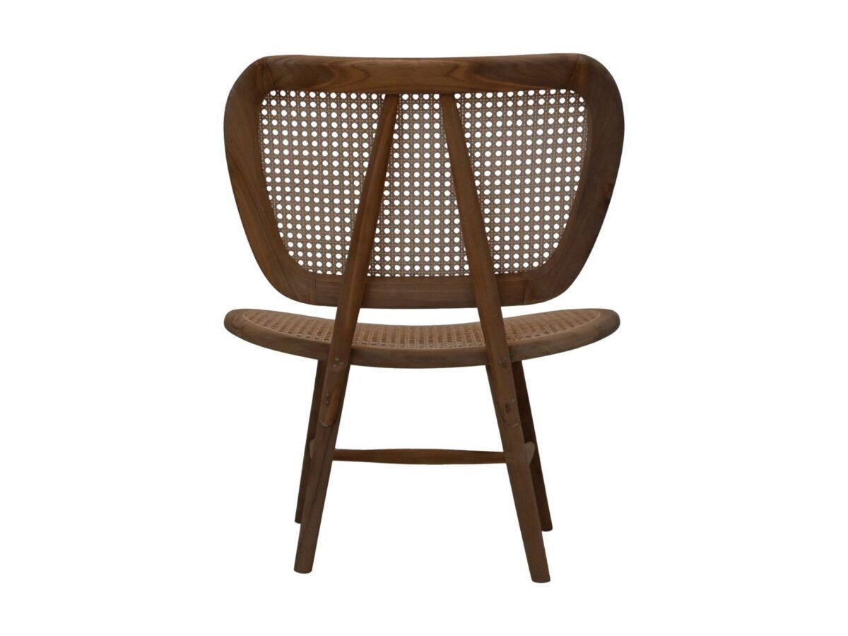 Een houten stoel met een gebogen, brede rugleuning met een geweven rieten ontwerp. De zitting is licht gekanteld en de stoel heeft vier stevige poten die met elkaar verbonden zijn door een horizontale steun. Het algehele ontwerp is minimalistisch met een natuurlijke houten afwerking.