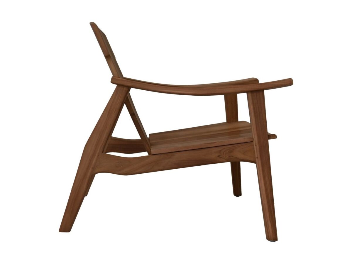 Zijaanzicht van een houten fauteuil met een minimalistisch design. De stoel heeft een licht hellende rugleuning, gladde armleuningen en schuine poten, wat de mid-century moderne stijl benadrukt.