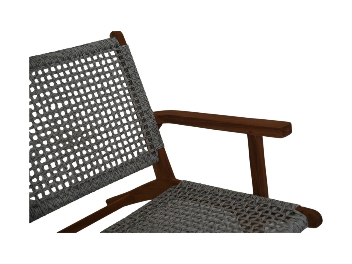 Close-up van een stoel met houten frame en armleuningen. De zitting en rugleuning hebben een geweven grijs patroon, wat een getextureerd uiterlijk creëert. Het ontwerp combineert een klassieke houten structuur met moderne geweven elementen.