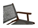 Close-up van een stoel met houten frame en armleuningen. De zitting en rugleuning hebben een geweven grijs patroon, wat een getextureerd uiterlijk creëert. Het ontwerp combineert een klassieke houten structuur met moderne geweven elementen.