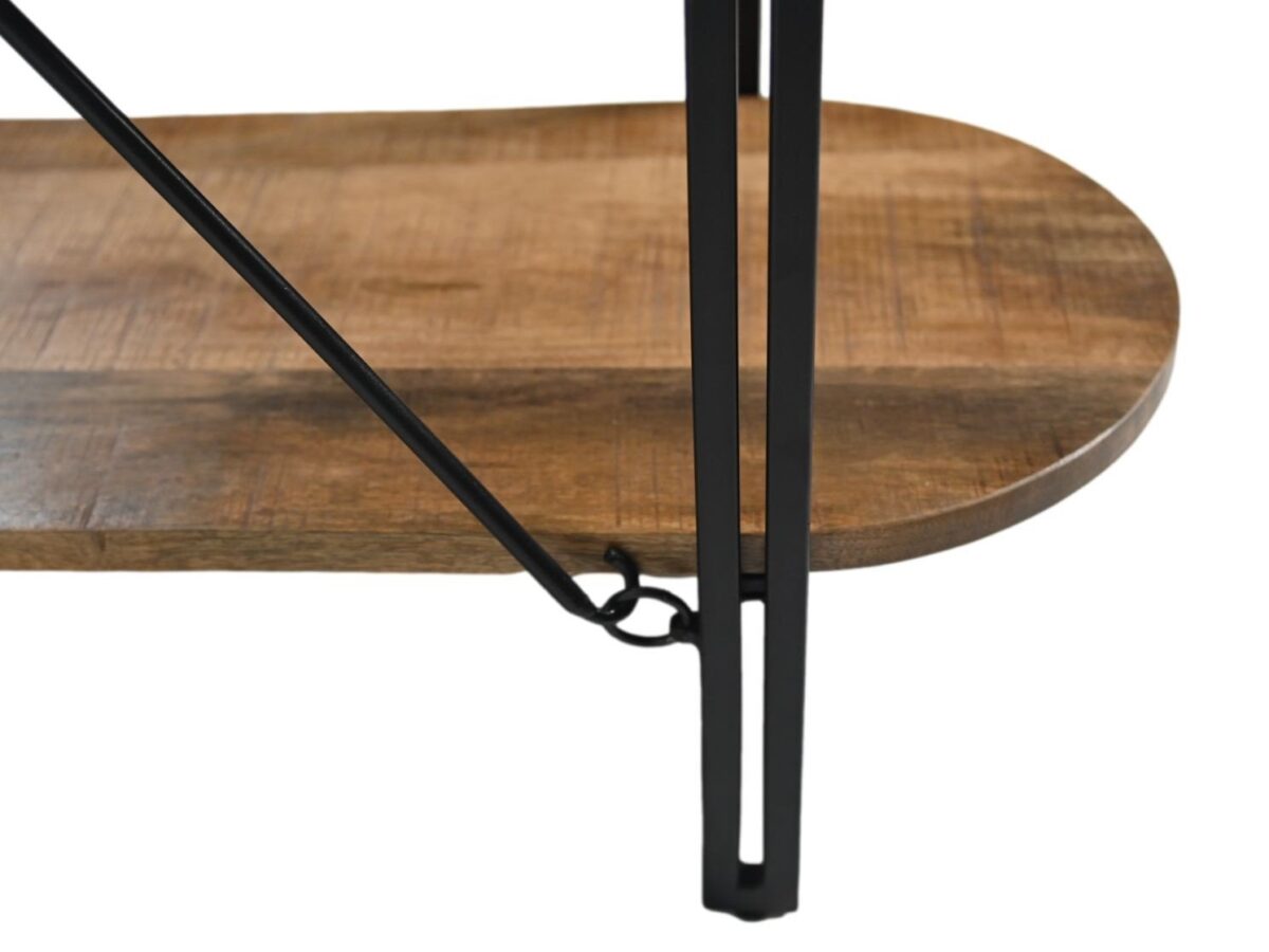 Close-up van een houten tafelhoek met een zwarte metalen poot en frame. De poot heeft een diagonale steunbalk die met een ring is verbonden om stabiliteit te bieden. Het hout heeft een natuurlijk nerfpatroon en een gladde afwerking.