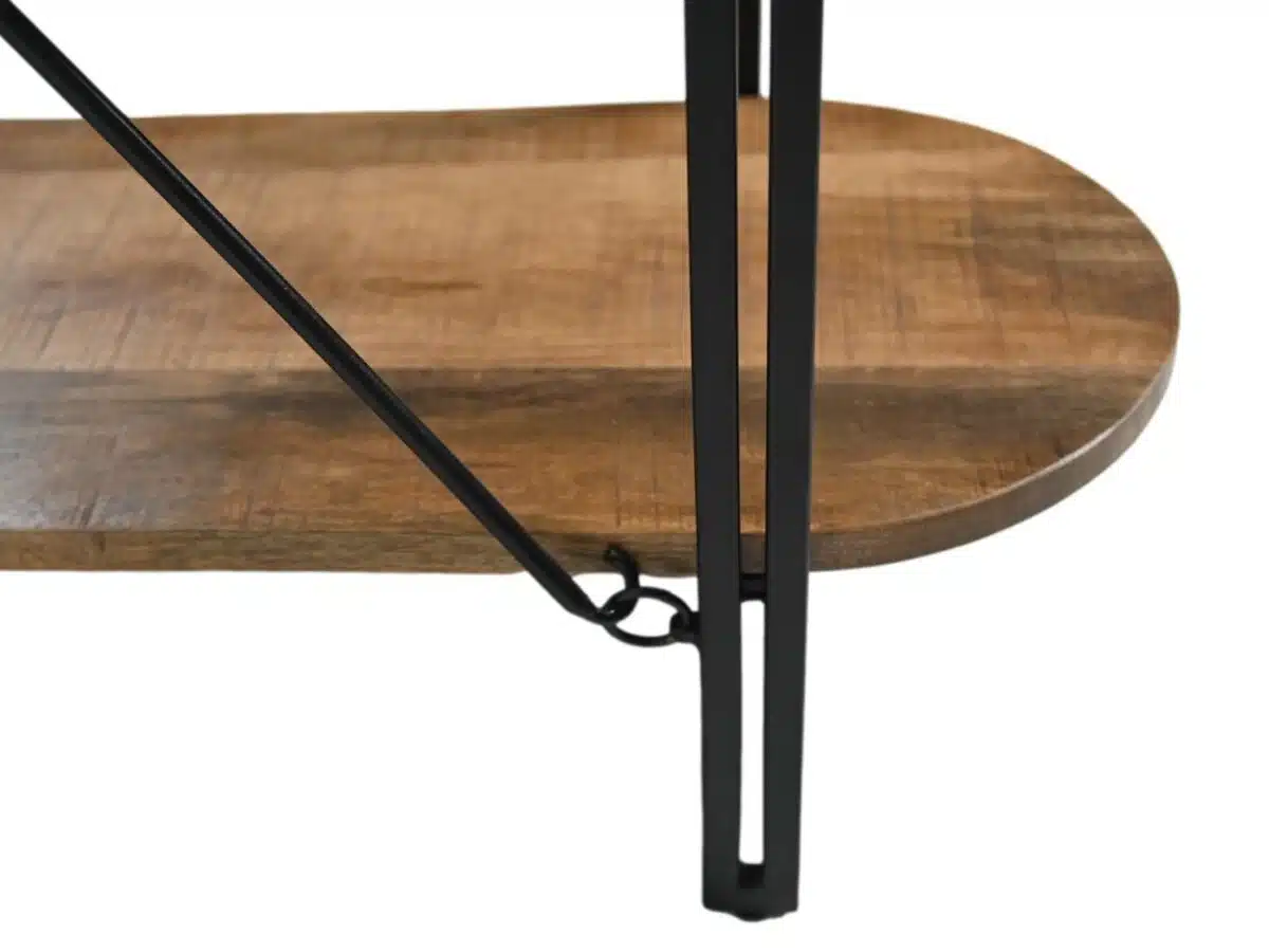 Close-up van een houten tafelhoek met een zwarte metalen poot en frame. De poot heeft een diagonale steunbalk die met een ring is verbonden om stabiliteit te bieden. Het hout heeft een natuurlijk nerfpatroon en een gladde afwerking.