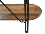 Close-up van een houten tafelhoek met een zwarte metalen poot en frame. De poot heeft een diagonale steunbalk die met een ring is verbonden om stabiliteit te bieden. Het hout heeft een natuurlijk nerfpatroon en een gladde afwerking.