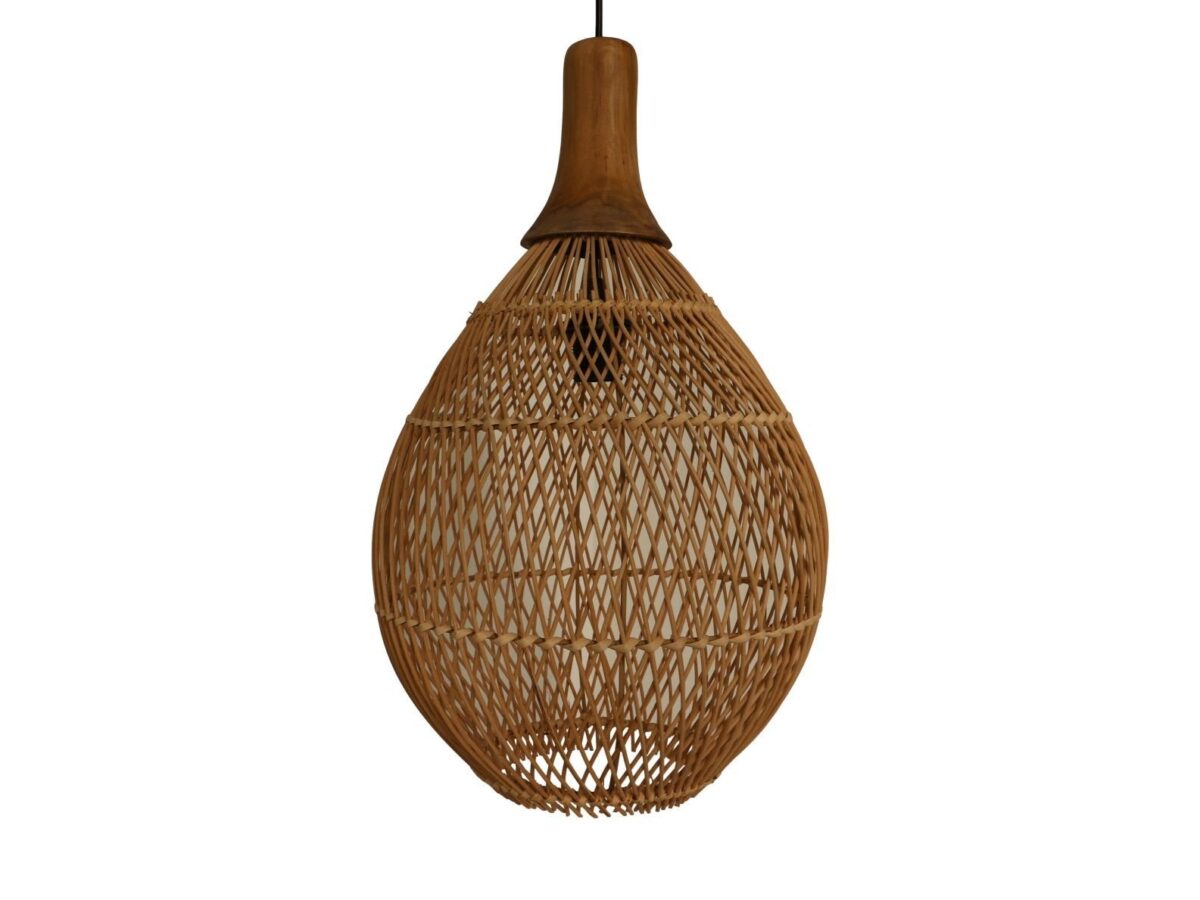Een hangende hanglamp met een traanvormige rotan kap en een houten bovenkant, opgehangen aan een zwart snoer. Het ontwerp heeft een ingewikkeld, open geweven patroon waardoor het licht zachtjes verspreid wordt.