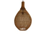 Een hangende hanglamp met een traanvormige rotan kap en een houten bovenkant, opgehangen aan een zwart snoer. Het ontwerp heeft een ingewikkeld, open geweven patroon waardoor het licht zachtjes verspreid wordt.