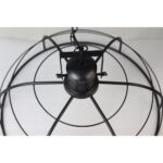 Een zwarte metalen hanglamp met een bolvormig kooiontwerp, van bovenaf gezien. Hij hangt aan een ketting en toont een moderne industriële stijl.