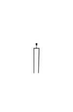 Een minimalistische illustratie van een menselijke figuur die op een hoge, slanke paal of voetstuk staat tegen een effen witte achtergrond.