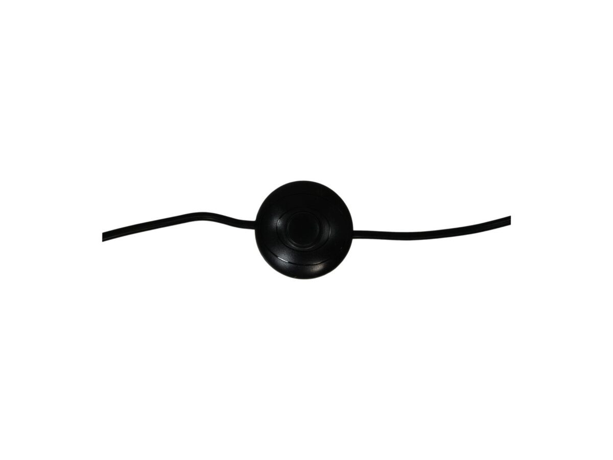Zwarte ronde voetschakelaar met een centrale knop, verbonden door een zwart snoer dat aan beide zijden zichtbaar is, tegen een effen witte achtergrond.
