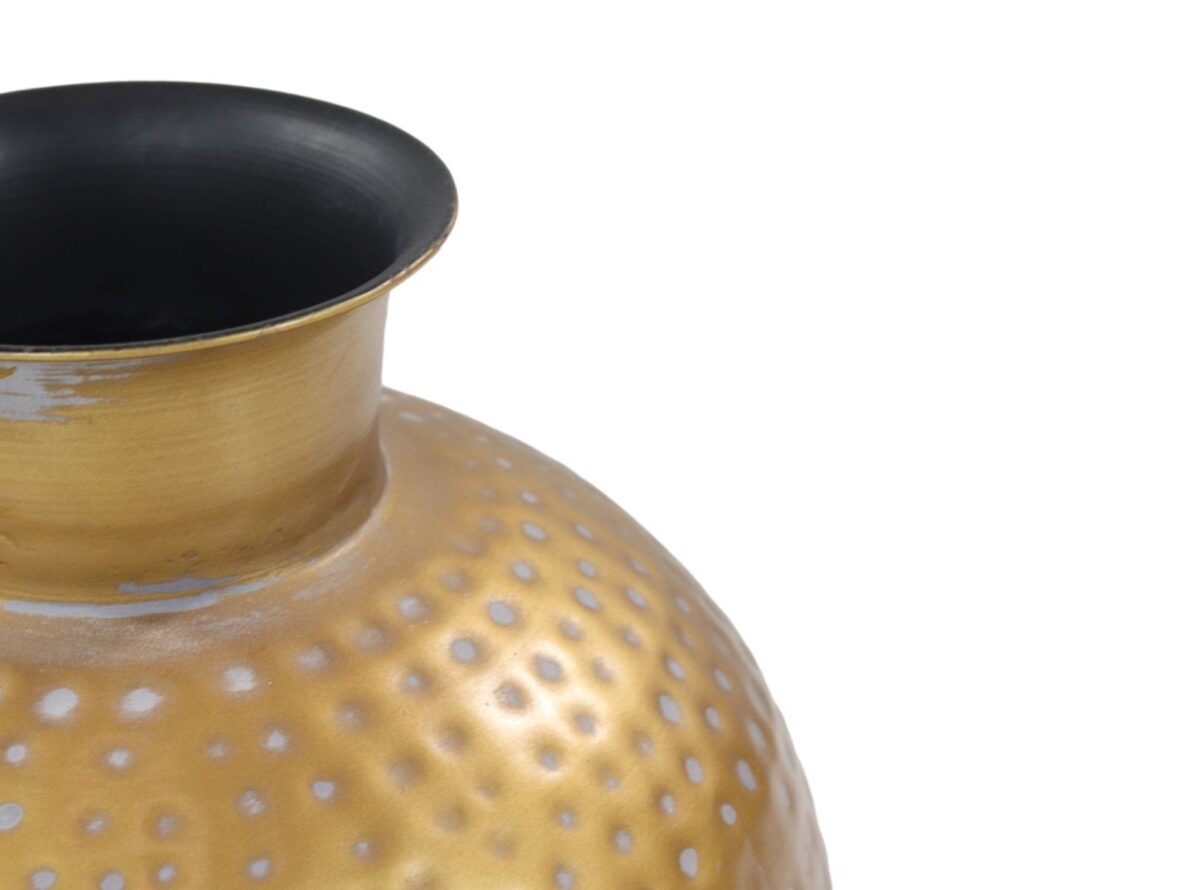 Close-up van het bovenste gedeelte van een decoratieve vaas met een brede, donkere opening. De vaas heeft een ingewikkelde, gouden, gestippelde textuur op een metalen oppervlak, wat een glanzend en reflecterend uiterlijk creëert tegen een witte achtergrond.