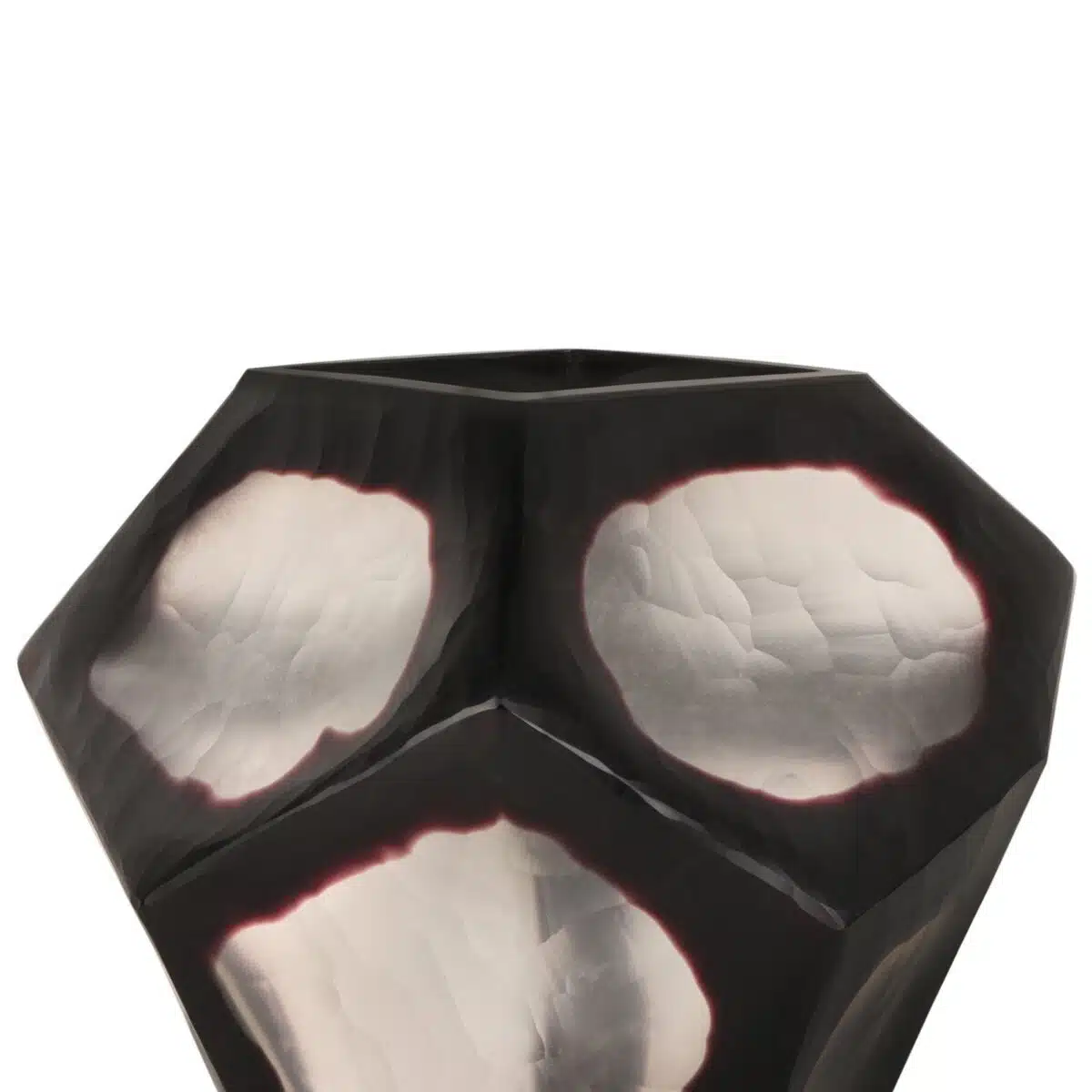 Een geometrisch, metalen, gefacetteerd object met zwarte en reflecterende zilveren oppervlakken, dat lijkt op een abstract beeldhouwwerk. Het oppervlak heeft drie prominente zilveren gebieden met onregelmatige vormen. De achtergrond is effen wit.