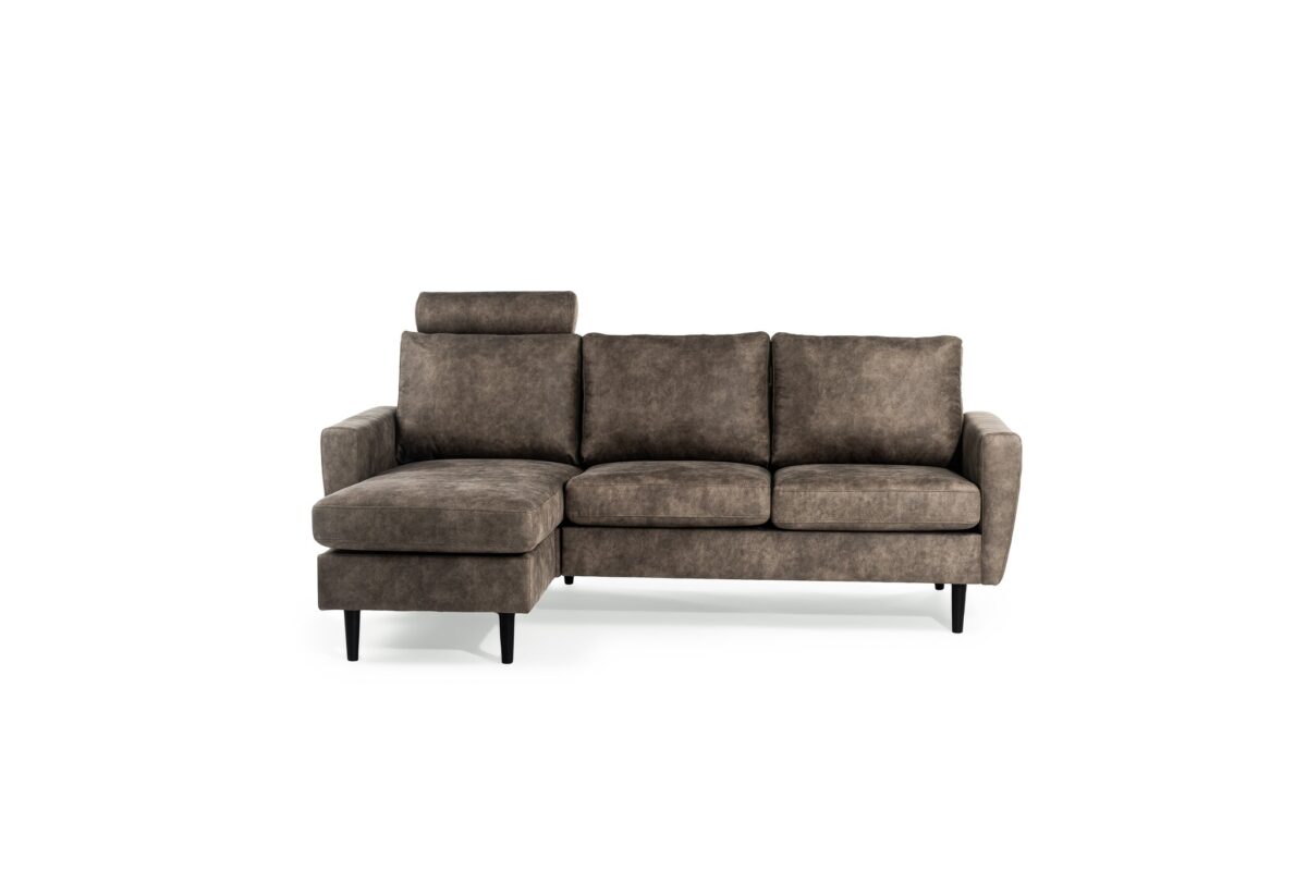 Een bruine, driezits sectionele bank met een chaise longue aan de linkerkant. Het heeft een gewatteerde rugleuning en hoofdsteun en staat op zwarte poten. Het ontwerp is modern en minimalistisch, tegen een effen witte achtergrond.