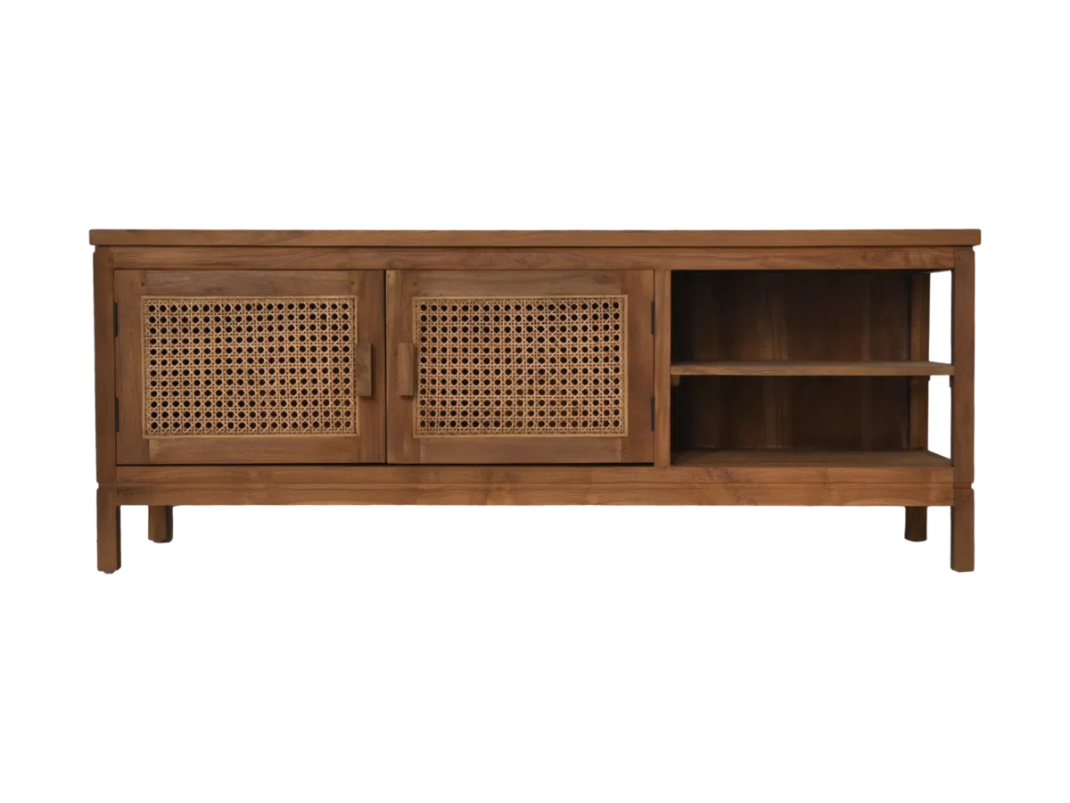 Een houten dressoir met twee rotan mesh kastdeuren aan de linkerkant en twee open planken aan de rechterkant. Het dressoir heeft een minimalistisch design en staat op korte poten.