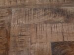 Close-up van een houten oppervlak met een visgraatmotief. Het hout is getextureerd met zichtbare nerven en een natuurlijke afwerking, met verschillende tinten bruin en subtiele verweerde details.