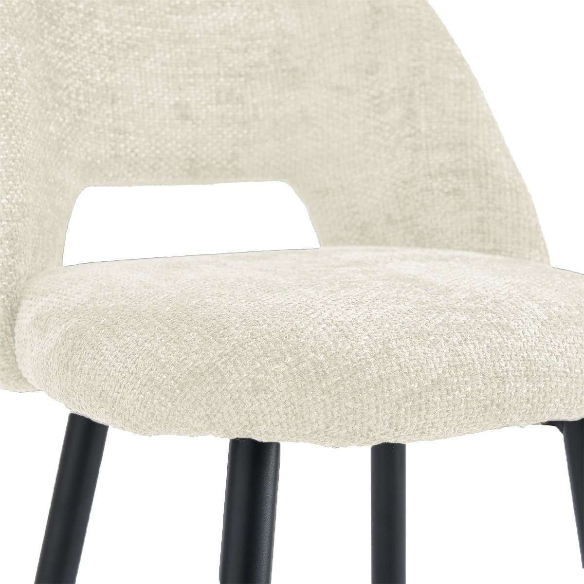 Close-up van een moderne stoel met een crèmekleurige, getextureerde stoffen zitting en rugleuning. De stoel heeft een eenvoudig ontwerp met vier zwarte metalen poten.