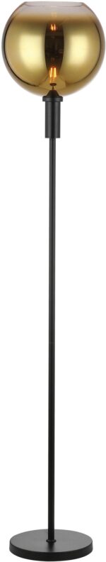 Een moderne vloerlamp met een ronde, amberkleurige glazen kap, zwarte metalen standaard en ronde voet. De gloeilamp binnenin straalt een warme gloed uit, wat een elegante toets toevoegt aan het minimalistische ontwerp.
