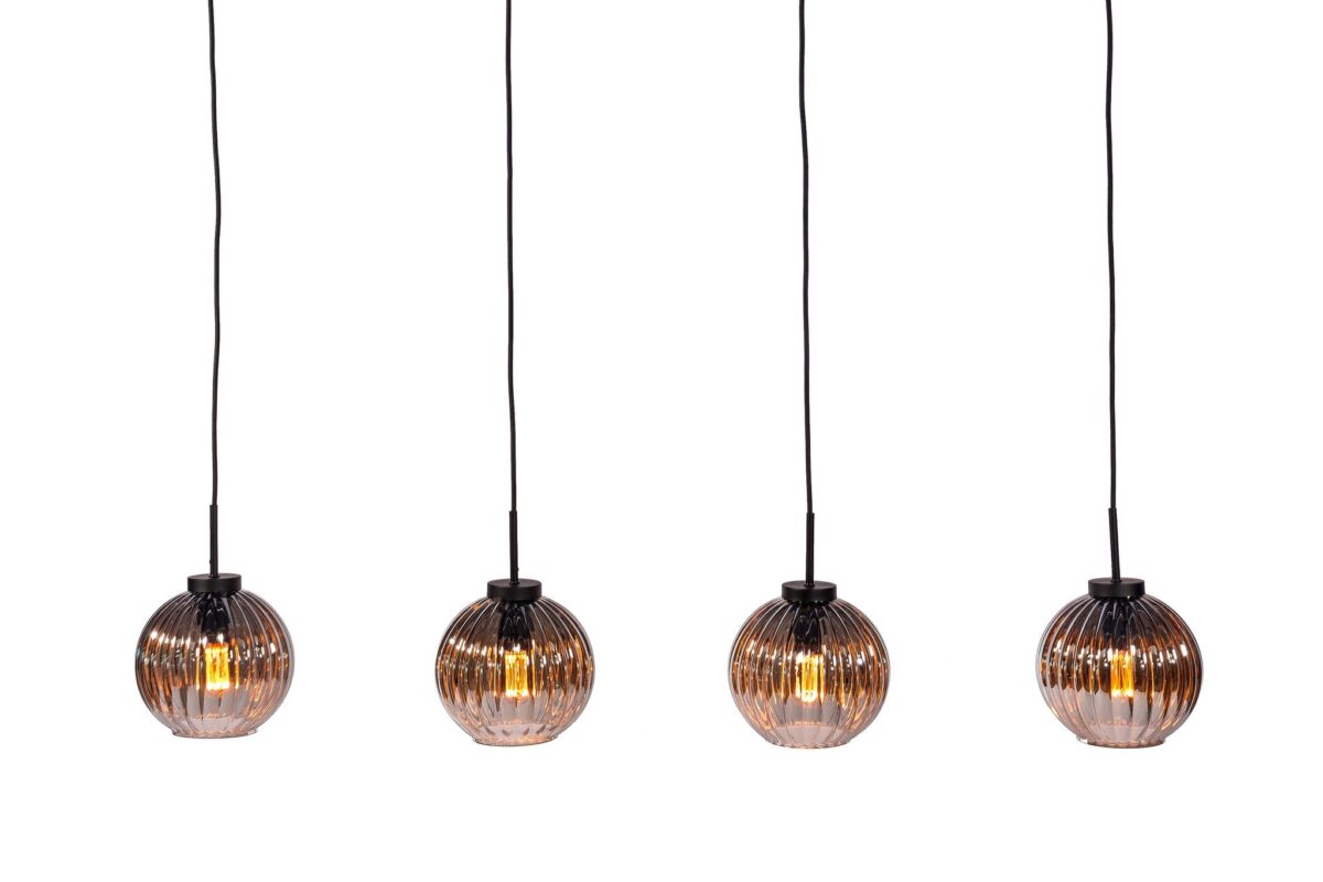 Vier hangende hanglampen met geribbelde glazen kappen hangen op gelijke afstand van een plafond. Elke lamp straalt een warme gloed uit en de zwarte kabels zijn even lang. De glazen kappen hebben een ovale vorm en een doorschijnende afwerking.
