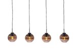 Vier hangende hanglampen met geribbelde glazen kappen hangen op gelijke afstand van een plafond. Elke lamp straalt een warme gloed uit en de zwarte kabels zijn even lang. De glazen kappen hebben een ovale vorm en een doorschijnende afwerking.