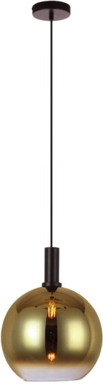 Een moderne hanglamp met een reflecterende messingkleurige bolvormige kap aan een zwart snoer. Er zit een zichtbare gloeilamp in, opgehangen aan een ronde zwarte plafondbevestiging.